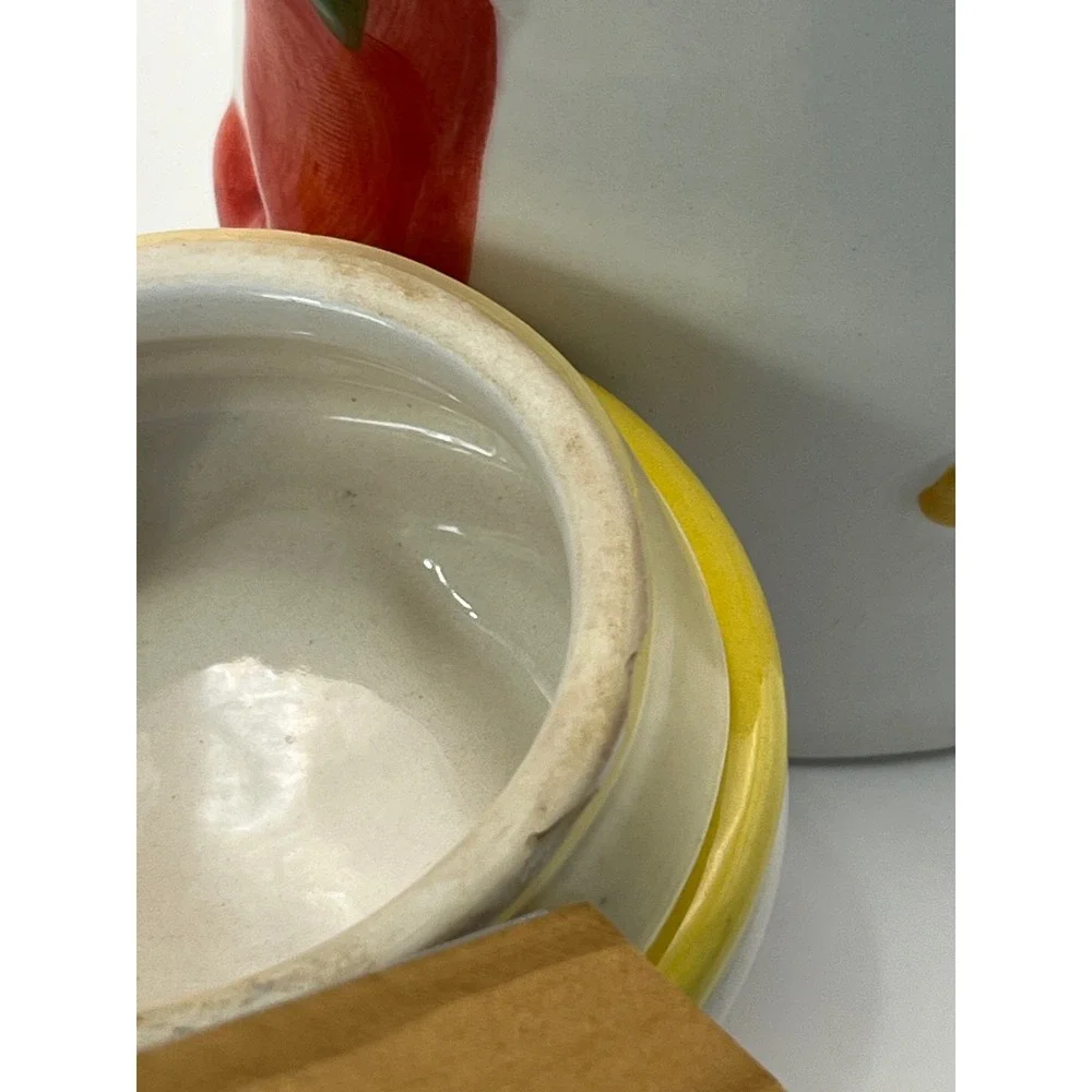 Sap trading co, Chili Pepper Kitchen Canister 3D Raised Relief White Jar 7in vnt